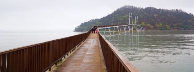 강진만을 가로지르는 인도교인 가우도 출렁다리는 이름과 달리 출렁거리지 않는다.  