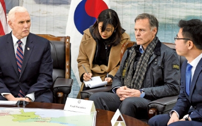 천안함 찾은 펜스 "북한, 국민 가두고 고문하고 굶게 하는 정권"