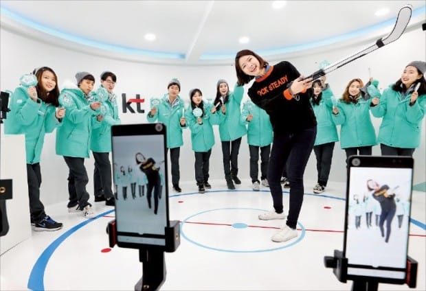 KT는 이달 25일까지 서울 광화문광장에 평창동계올림픽을 간접 체험할 수 있는 ‘광화문 KT 라이브사이트’를 운영한다. KT 모델들이 5G 기술을 활용한 ‘아이스하키 챌린지 게임’을 체험하며 기념촬영하고 있다. KT 제공 