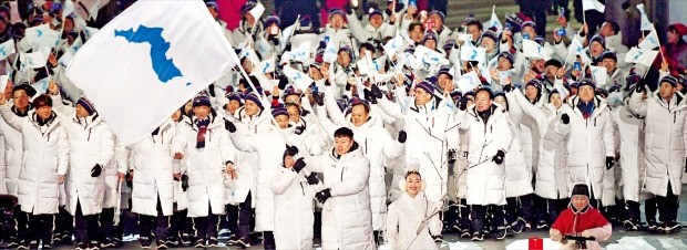 2018 평창동계올림픽 개회식이 열린 9일 강원 평창 올림픽스타디움에서 남북 단일팀이 한반도기를 들고 입장하고 있다. 92개국 선수단은 오는 25일까지 17일간 국가의 명예를 걸고 뜨거운 경쟁을 펼친다.  /평창=김영우 기자 youngwoo@hankyung.com