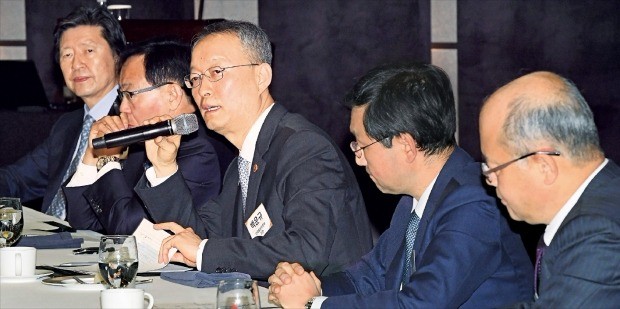 백운규 산업통상자원부 장관(왼쪽 세 번째)이 12일 서울 웨스틴조선호텔에서 열린 한경 밀레니엄포럼에서 산업 혁신성장 방안을 설명하고 있다. 왼쪽부터 김기웅 한국경제신문 사장, 김태기 단국대 경제학과 교수, 백 장관, 성태윤 연세대 경제학부 교수, 이학영 한국경제신문 논설실장. 김범준 기자 bjk07@hankyung.com