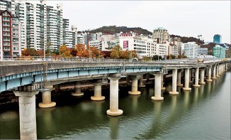 서울 강변북로에 있는 아차산대교 