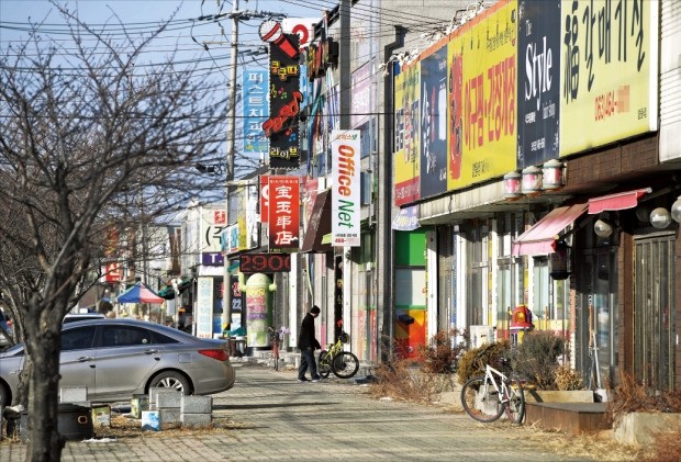 < 썰렁한 군산 거리 > 미국 제너럴모터스(GM)가 한국GM 군산공장을 폐쇄하겠다고 13일 발표했다. 공장 인근 소룡동 상가는 평소 한국GM 및 협력업체 근로자로 북적였지만, 이날은 점심시간인데도 한산했다.  /군산=신경훈 기자 khshin@hankyung.com 