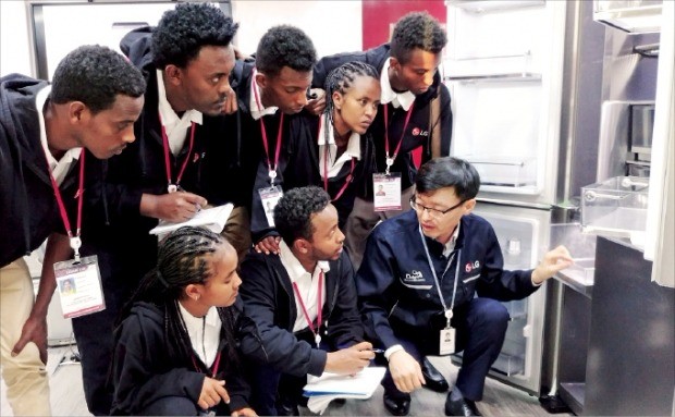 LG전자가 후원하는 에티오피아 직업훈련학교 학생들이 지난 11일 두바이 서비스법인에서 냉장고 등 가전제품 수리기술을 배우고 있다. LG전자 제공 