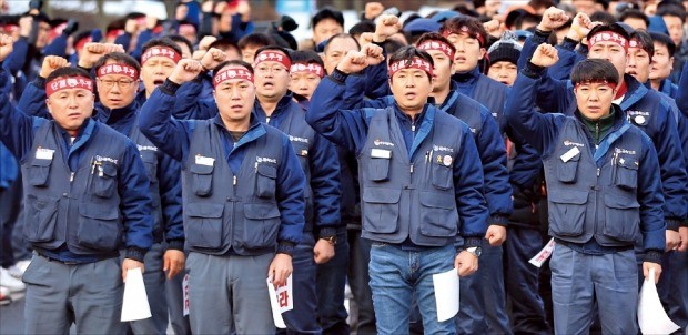 한국GM 노동조합원들이 14일 전북 군산공장에서 공장폐쇄 결정 철회를 요구하는 집회를 열고 있다. GM은 지난 13일 경영 악화를 이유로 군산공장을 폐쇄한다고 밝혔다. 연합뉴스