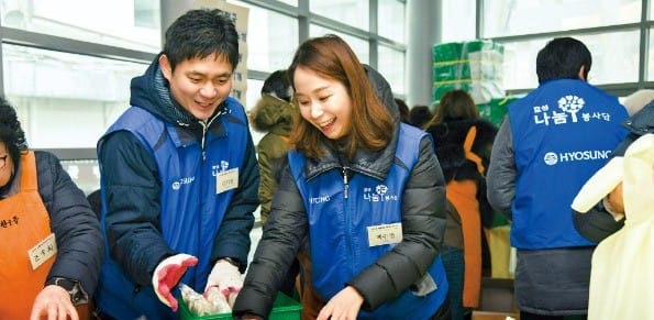 효성 임직원들은 지난 9일 서울 순화동 이화여자외국어고등학교 체육관에서 열린 ‘2018 사랑의 떡국 나누기’에 참여해 취약계층을 지원했다. 효성 제공 