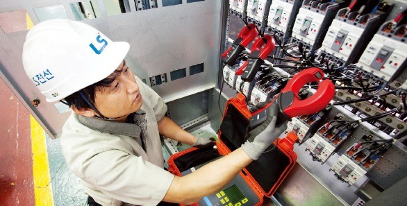 LS전선 구미사업장에서 한 직원이 설비 안전점검을 하고 있다. LS전선 제공 