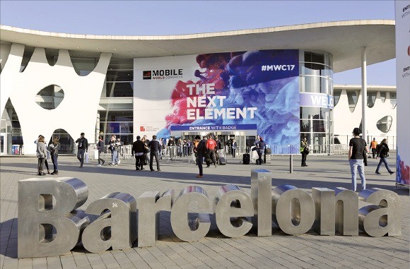 세계 최대 모바일 전시회인 ‘MWC 2018’이 이달 26일 스페인 바르셀로나에서 개막한다. 사진은 지난해 MWC 모습. 한경DB 