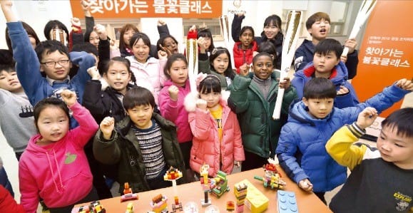 한화그룹은 지난 7일 서울국립맹학교 학생들을 대상으로 ‘한화와 함께하는 찾아가는 불꽃클래스’를 열었다. 한화  제공 