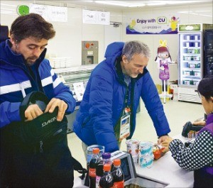 평창 편의점 '주류 특수' … 외국인들 "주변에 술집이 없어요"