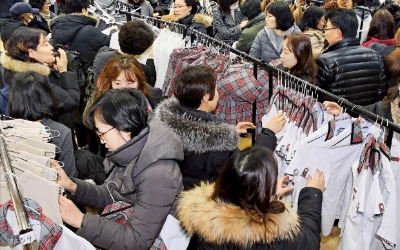 북적이는 '교복나눔장터'