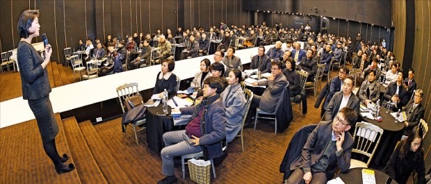 오세현 한국블록체인오픈포럼 의장이 21일 서울 중림동 한국경제신문사에서 열린 ‘암호화폐와 블록체인의 미래’ 포럼에서 강연하고 있다.  /강은구 기자 egkang@hankyung.com