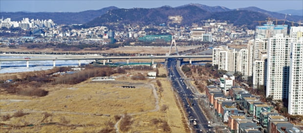 정부가 외국계 병원을 유치하기 위해 인천 송도 경제자유구역에 조성한 부지 전경. 정부는 7일 경제관계장관화의에서 이 부지에 국내 종합병원 설립을 허용하기로 했다. 