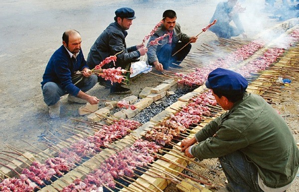 중국에서 최고로 꼽히는 신장 양꼬치를 굽는 사람들 