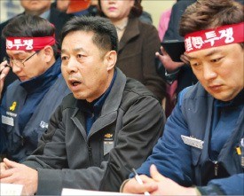 22일 한국GM 군산공장에서 노조원들이 민주평화당 의원들과 만나 얘기하고 있다. 연합뉴스
