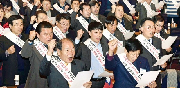 < 주물업계 “납품단가 현실화하라” > 주물업계가 22일 서울 여의도 중소기업중앙회에서 최저임금 상승에 따른 납품단가 현실화를 촉구하는 결의대회를 열었다. 이들은 납품단가를 올려주지 않으면 다음달 26일부터 공장 가동을 중단할 것이라고 말했다. 김영우 기자 youngwoo@hankyung.com