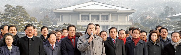 < 靑으로 간 한국당 > 김무성 자유한국당 의원(가운데)이 23일 청와대 분수대 앞에서 김영철 북한 노동당 중앙위원회 부위원장을 단장으로 한 북한 고위급 대표단의 평창동계올림픽 폐막식 참석을 반대하는 기자회견을 하고 있다. 김영철은 천안함 폭침과 연평도 포격사건 등 각종 대남도발의 배후로 지목돼 왔다.  /연합뉴스