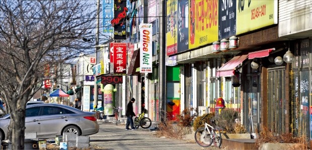 전북 군산 소룡동 ‘한국GM 군산공장’ 인근 상가가 유동인구가 거의 없어 썰렁하다.  /한경DB 