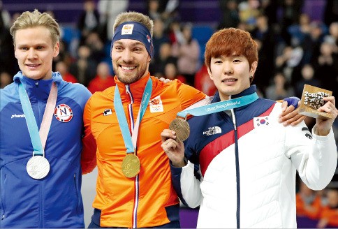 2018 평창동계올림픽 스피드스케이팅 남자 1000m 경기에서 동메달을 따낸 대한민국 김태윤(오른쪽)이 간이 시상대에서 네덜란드 키얼트 나위스(가운데), 노르웨이 호바르 로렌첸(왼쪽)과 메달을 들고 활짝 웃고 있다.  /연합뉴스 