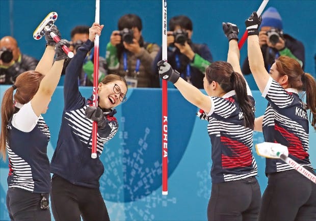 컬링 여자 한국대표 선수들이 23일 강원 강릉컬링센터에서 열린 2018 평창동계올림픽 여자 컬링 준결승전에서 일본을 8 대 7로 꺾은 뒤 두 팔을 번쩍 들어 환호하고 있다. 이날 승리로 은메달을 확보한 한국 팀은 25일 스웨덴팀과 금메달을 놓고 결승전을 치른다.  /연합뉴스