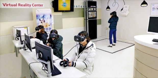 경인여대 VR 카페에서 학생들이 가상현실을 체험하고 있다.   