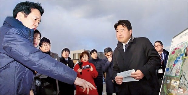 남경필 경기지사(왼쪽)가 지난 6일 광역대시권을 운영하고 있는 일본 도쿄도를 방문해 관계자로부터 설명을 듣고 있다.  경기도 제공 