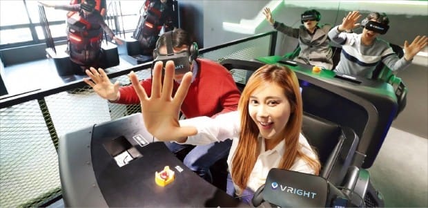 KT와 GS리테일이 다음달 서울 신촌에 선보이는 VR 테마파크 VRIGHT에서 모델들이 VR기기를 체험하고 있다. KT  제공 