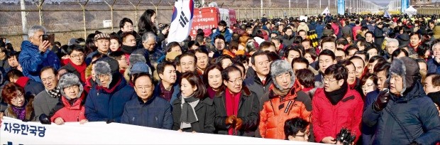 자유한국당 의원들이 25일 경기 파주시 통일대교에서 열린 김영철 북한 통일전선부장 방문 저지를 위한 집회에 참석했다. 앞줄 오른쪽부터 김무성 의원, 이재영 최고위원, 김성태 원내대표, 홍준표 대표, 나경원 의원, 이주영 의원, 함진규 정책위원회 의장.  /김영우 기자 youngwoo@hankyung.com 