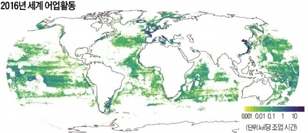 선박에서 내는 자동위치식별장치(AIS) 신호를 추적한 결과 북동대서양과 북서태평양, 서아프리카 주변 해역에 신호가 집중된 것으로 나타나 이들 해역이 상업 조업이 활발하게 이뤄지는 ‘핫스폿’임이 드러났다. 상업 목적의 조업을 금지한 남태평양 일대 일부 섬나라의 배타적경제수역은 상업어선이 내는 신호가 검출되지 않아 흰 영역으로 표시됐다.  /사이언스 제공
 