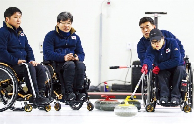 휠체어컬링 선수들이 지난달 경기 이천 대한장애인체육회 이천훈련원에서 맹훈련을 하고 있다. 이들은 다음달 9일 개막하는 평창동계패럴림픽에 출전해 메달 사냥에 나선다. 연합뉴스