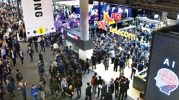 스페인 바르셀로나에서 열리고 있는 세계 최대 이동통신박람회 ‘모바일월드콩그레스(MWC) 2018’ 전시장에 마련된 삼성전자, SK텔레콤 전시 부스가 26일(현지시간) 관람객으로 붐비고 있다.  /사진공동취재단 