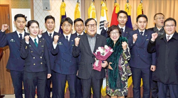 이충희 듀오 에트로 대표(앞줄 왼쪽 세 번째)가 육군 제15사단 명예사단장으로 위촉된 뒤 축하하러 온 경기대 학군단 후배들과 파이팅을 외치고 있다.  /신경훈 기자 khshin@hankyung.com 