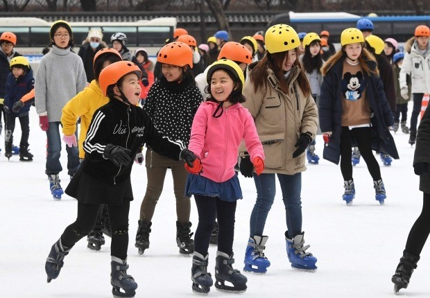 서울지역 낮기온이 영상5도까지 오른 22일 시민들이 가벼운 차림으로 서울광장스케이트장에서 즐거운 시간을 보내고 있다. 서울광장스케이트장은 오는 25일 폐장한다. 신경훈 기자 khshin@hankyung.com