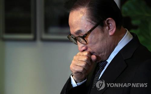 검찰 'MB 피의자' 첫 확인… 특활비·다스·靑문건 전방위 압박