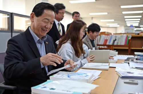 김상곤 부총리 "대학생 대상 각종 장학금 확대할 것"