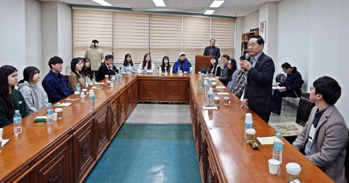 김상곤 부총리 "대학생 대상 각종 장학금 확대할 것"