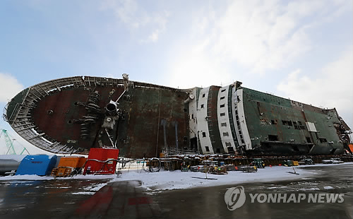 옆으로 누운 세월호, 5월까지 해양크레인으로 바로 세운다