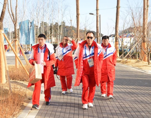 [올림픽] 선수촌에서 만난 북한선수단… 아디다스 입고 맥도날드 먹어