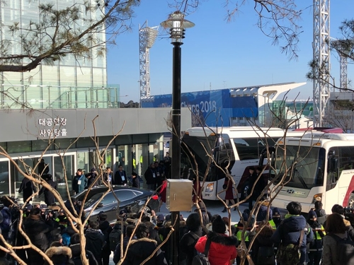 북한 예술단, 남쪽 땅에 첫발…공연 준비 위해 강릉아트센터로