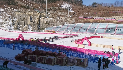 [올림픽] 공식연습에 '땅땅' 망치 소리… 스키점프장은 아직 '준비 중'