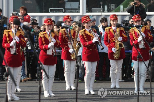 붉은옷의 북한 미녀악단 연주에 남북 손잡고 '빙글빙글'