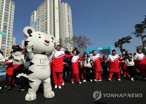 붉은옷의 북한 미녀악단 연주에 남북 손잡고 '빙글빙글'