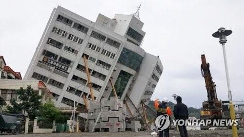 대만 지진서 구조된 한국여성 "3초만에 집 전체 엎어져"