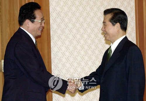 김정은, 우리 대통령에 첫 친서… 과거에도 드문사례