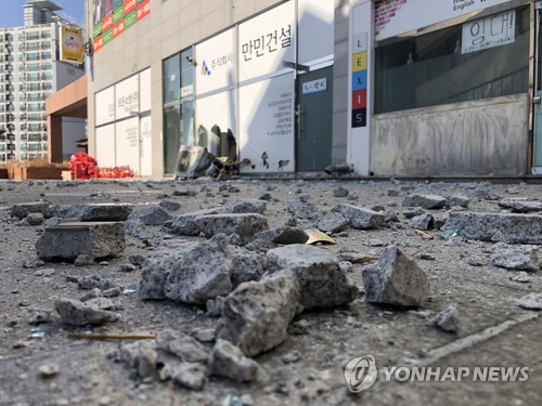 일요일 새벽 단잠 깨운 '쿵, 쾅'…끝나지 않은 포항 지진