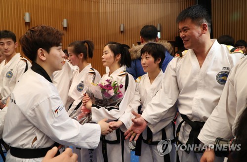 남북 태권도 나란히 앉아 '뒤풀이 만찬'… "함께 봄 맞자"