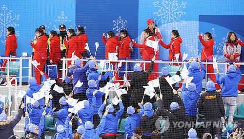 단일팀 졌지만… 북한 응원단 '파도타기'로 관중석 하나돼