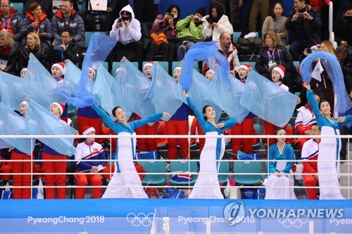 단일팀 졌지만… 북한 응원단 '파도타기'로 관중석 하나돼