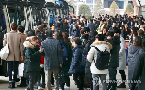 서울역·고속터미널 인산인해… 설 '민족대이동' 시작