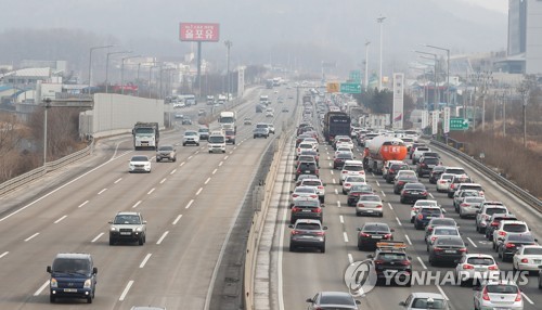 연휴 앞두고 고속도로 정체 시작… "서울→부산 6시간40분"